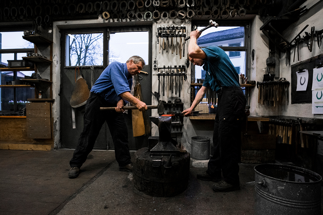 Eggenberger Hufschmiede: Reto Eggenberger mit Kurt Eggenberger