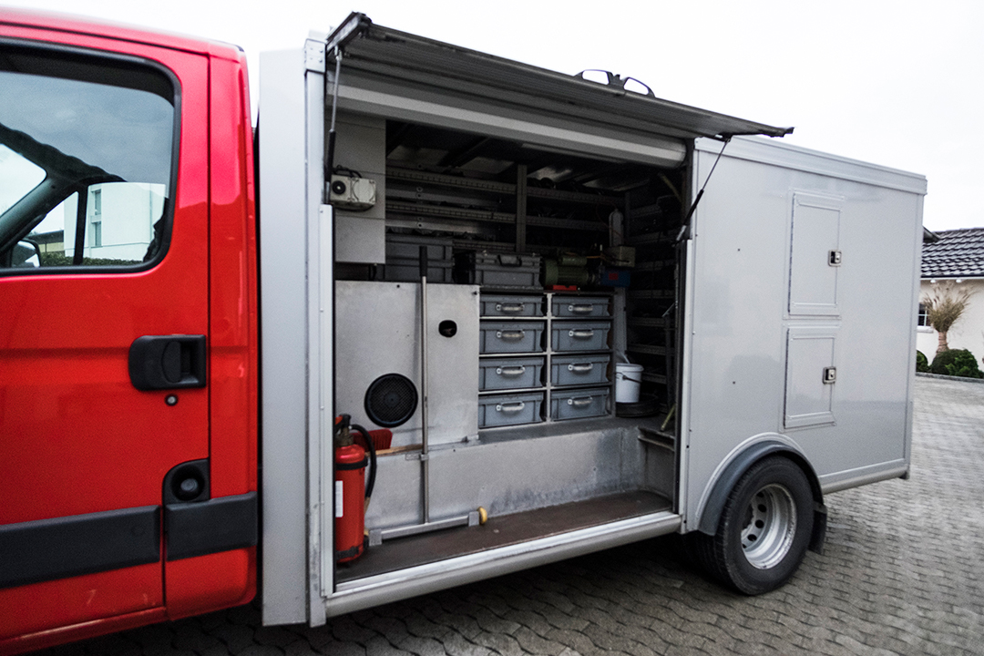 Eggenberger Hufschmiede: Arbeiten in der mobilen Schmiede